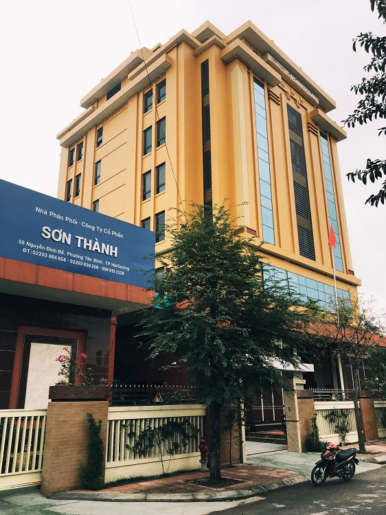 Thang tải hàng tại công ty Sơn Thành